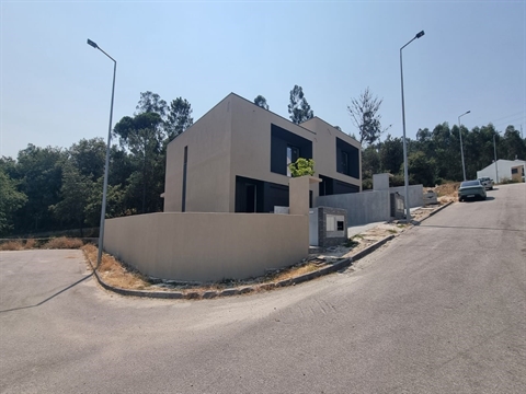 Vivendas T3, gaveto em banda situada em Lanhoso- Póvoa de Lanhoso