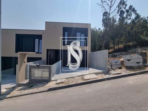 Vivendas T3, gaveto em banda situada em Lanhoso- Póvoa de Lanhoso