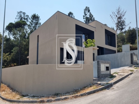 Vivendas T3, gaveto em banda situada em Lanhoso- Póvoa de Lanhoso