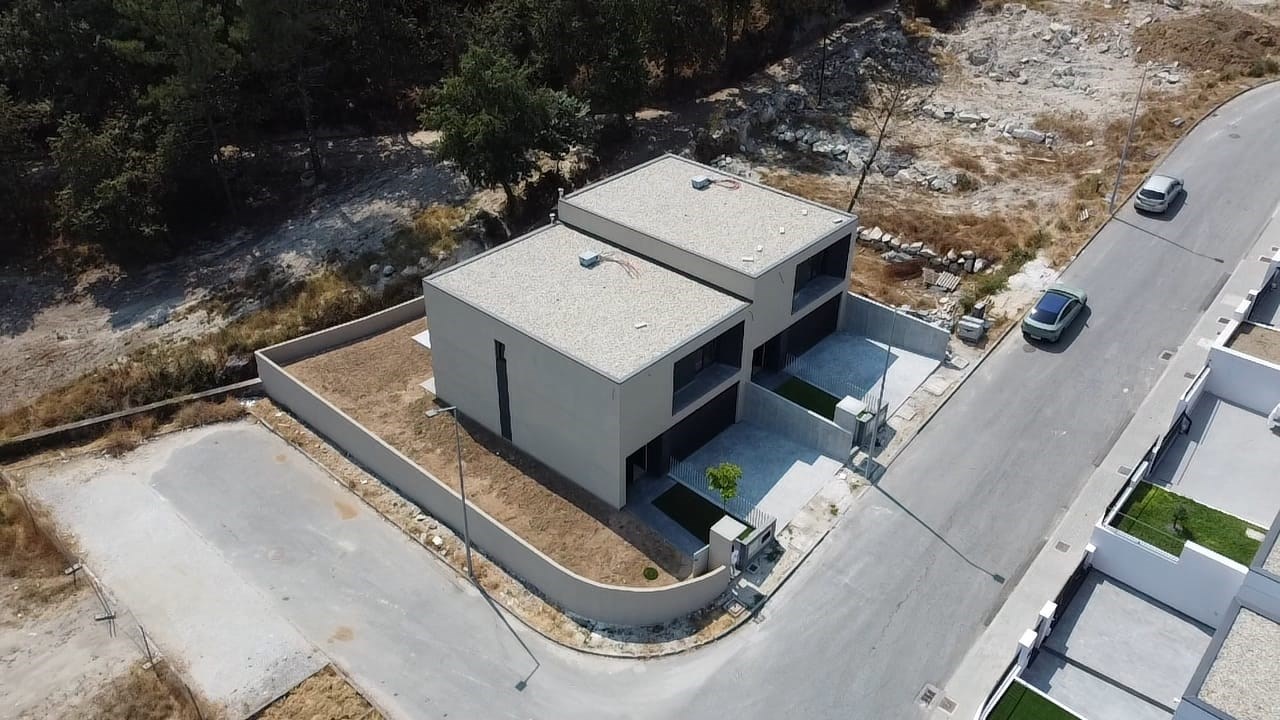 Vivendas T3, gaveto em banda situada em Lanhoso- Póvoa de Lanhoso