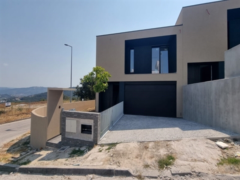 Vivendas T3, gaveto em banda situada em Lanhoso- Póvoa de Lanhoso