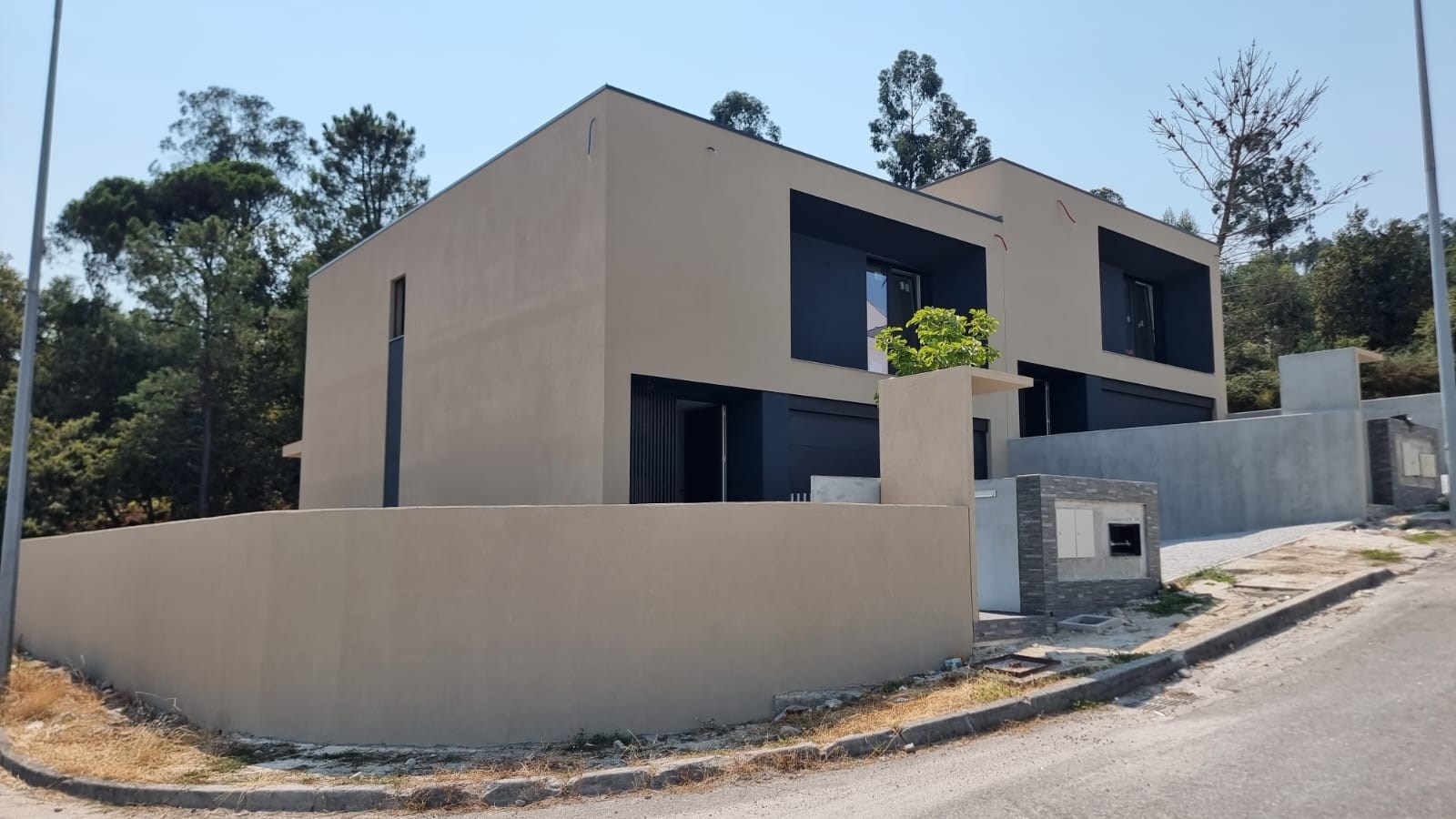 Vivendas T3, gaveto em banda situada em Lanhoso- Póvoa de Lanhoso