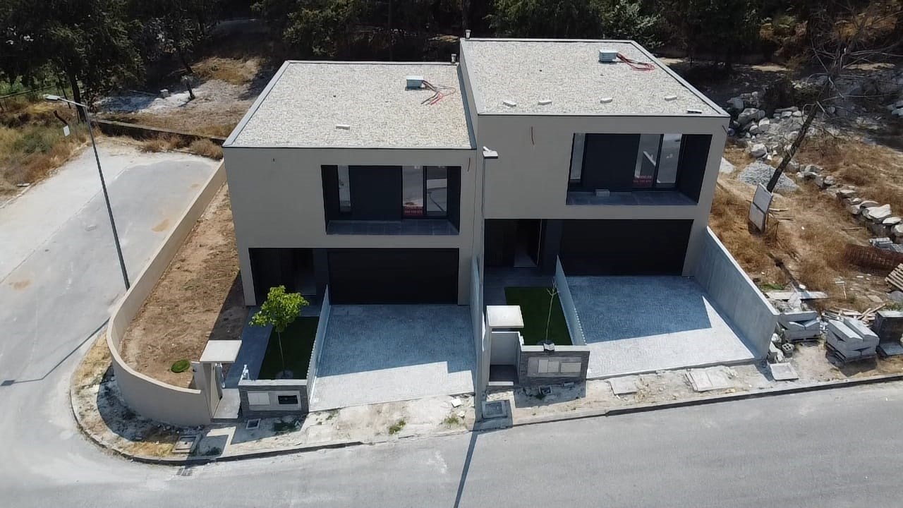 Vivendas T3, gaveto em banda situada em Lanhoso- Póvoa de Lanhoso