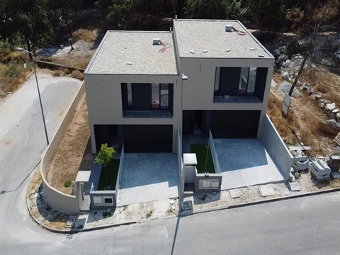 Vivendas T3, gaveto em banda situada em Lanhoso- Póvoa de Lanhoso